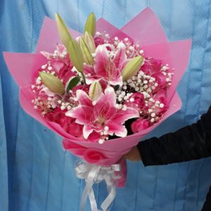  diawali dari rangkaian bunga yang banyak dipakai jadi hadiah baik itu bunga bouquet Toko Bunga Pasar Manggis Jakarta Selatan 082246024567